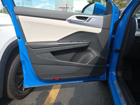 Used 2025 Volkswagen Taos SE image 10