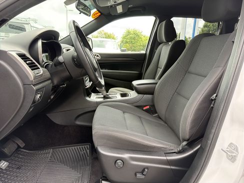 Used 2018 Jeep Grand Cherokee Laredo AWD/4WD image 16