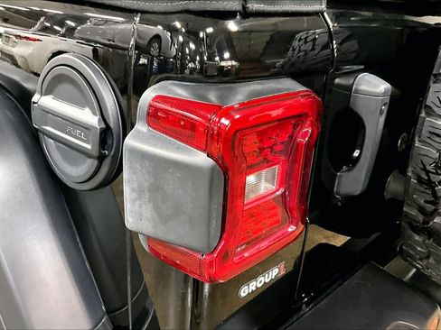 Used 2024 Jeep Wrangler Unlimited Rubicon image 25