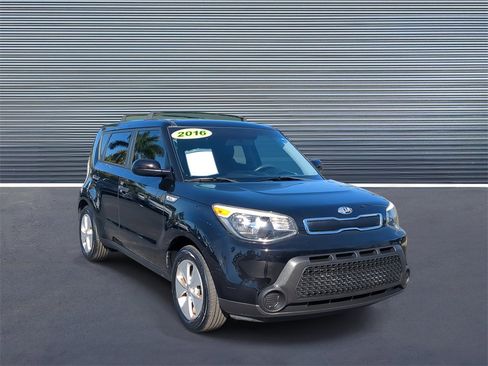 Used 2016 Kia Soul Base image 2