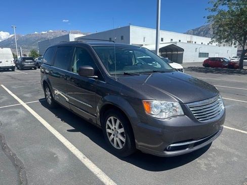 Used 2016 Chrysler Town & Country Touring FWD image 2