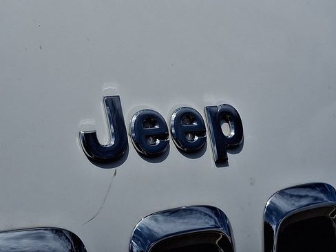 Used 2015 Jeep Cherokee Limited w/ Luxury Group AWD/4WD image 8