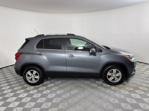 Used 2019 Chevrolet Trax LT w/ LT Convenience Package FWD image 4