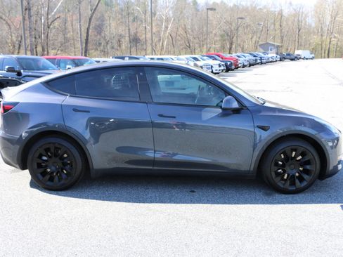 Used 2022 Tesla Model Y Long Range image 9