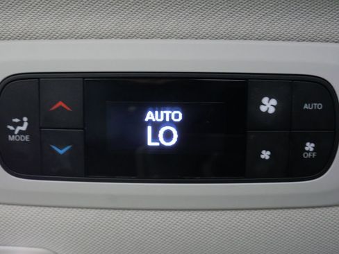 Used 2023 Chrysler Pacifica Limited FWD image 26