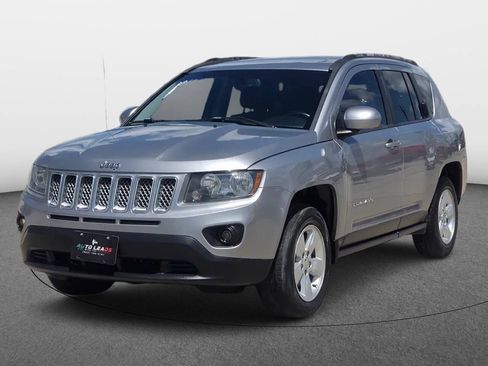 Used 2017 Jeep Compass Latitude FWD image 2