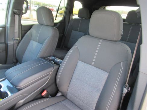 Used 2025 GMC Acadia Elevation image 17