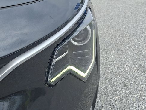 Certified 2024 Kia Niro EX FWD image 9