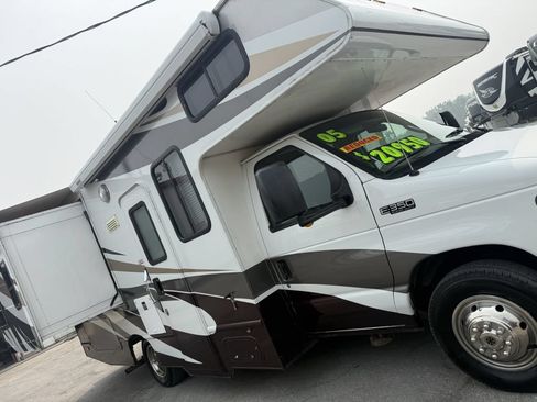 Used 2005 Ford E-350 and Econoline 350 Super Duty RWD image 16
