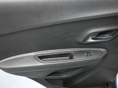 Used 2018 Chevrolet Trax LS image 19