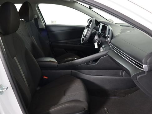Used 2025 Hyundai Elantra SE FWD image 18