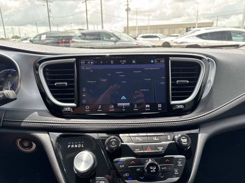 Used 2026 Chrysler Pacifica Limited FWD image 25