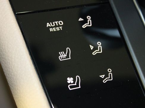 Used 2025 Porsche Macan image 28