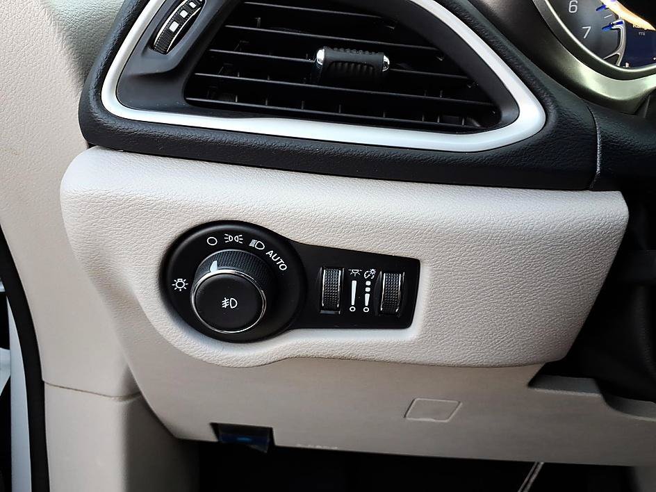 Used 2023 Chrysler Pacifica Touring-L FWD image 24