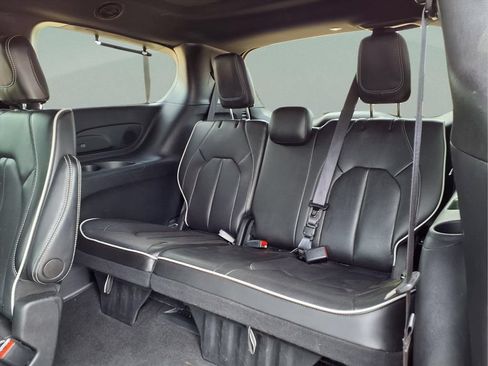 Used 2025 Chrysler Pacifica Limited FWD image 20