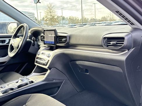 Used 2022 Ford Explorer XLT image 23