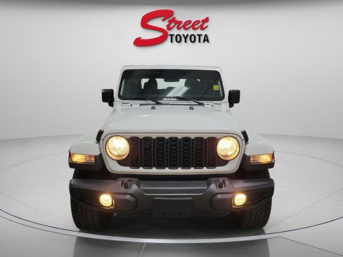 Used 2024 Jeep Gladiator Sport AWD/4WD image 6