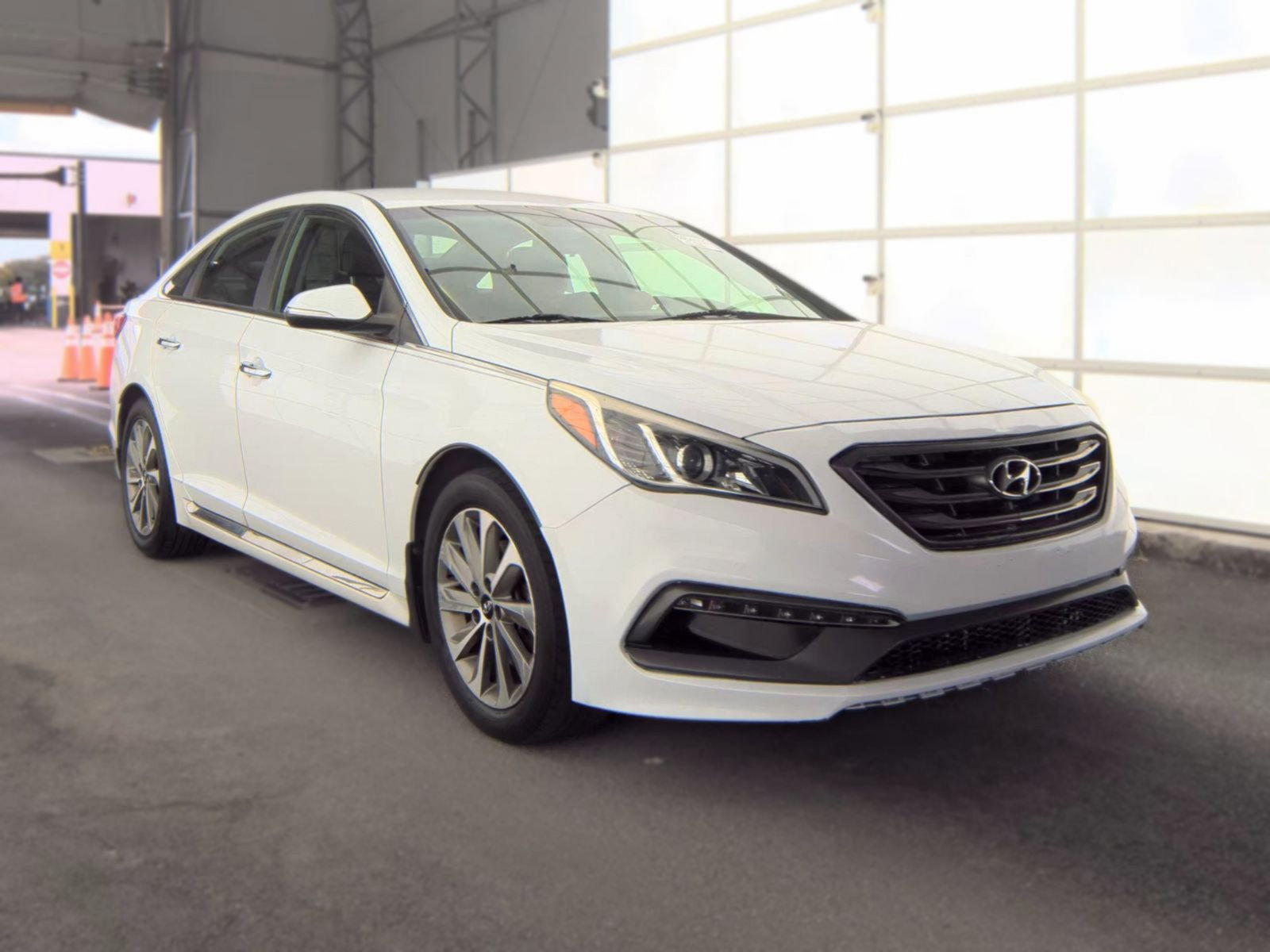 Used 2016 Hyundai Sonata Sport w/ Option Group 02 FWD image 3