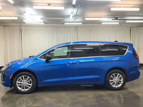 New 2027 Chrysler Pacifica Select FWD image 9