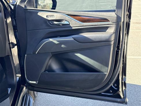 Used 2022 Cadillac Escalade Luxury image 10