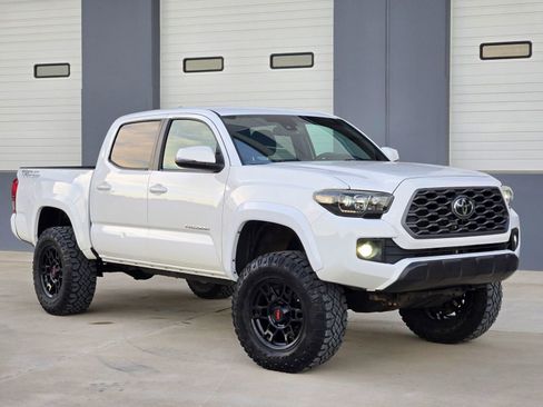 Used 2018 Toyota Tacoma TRD Off-Road image 1