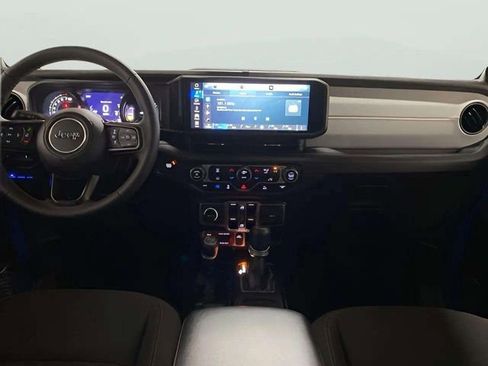 Used 2024 Jeep Wrangler Unlimited image 32