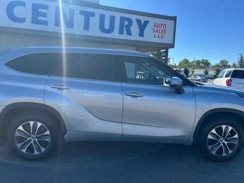 Used 2022 Toyota Highlander XLE AWD/4WD image 12