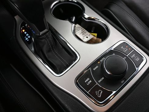 Used 2019 Jeep Grand Cherokee Overland AWD/4WD image 25