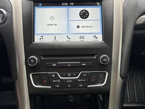 Used 2018 Ford Fusion SE w/ Fusion SE Technology Package FWD image 22