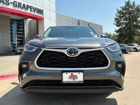 Used 2022 Toyota Highlander LE AWD/4WD image 3