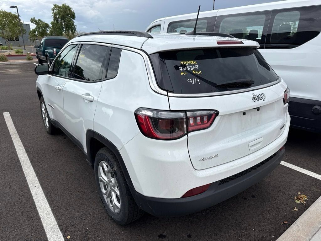 Used 2024 Jeep Compass Latitude AWD/4WD image 3