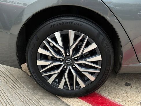 Used 2025 Nissan Altima 2.5 SV FWD image 9