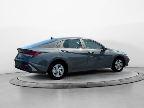 New 2025 Hyundai Elantra SE image 8