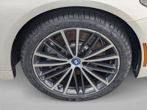 Used 2023 BMW 530e w/ Premium Package image 25