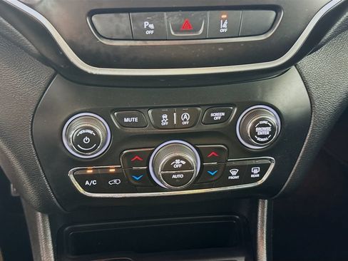 Used 2021 Jeep Cherokee Latitude Lux w/ Comfort/Convenience Group AWD/4WD image 18