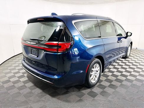 Used 2021 Chrysler Pacifica Touring-L image 3