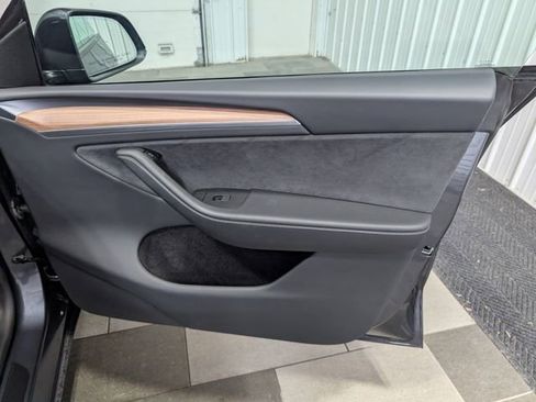 Used 2024 Tesla Model Y Long Range AWD/4WD image 23