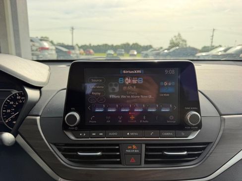 Used 2024 Nissan Altima 2.5 SV FWD image 14