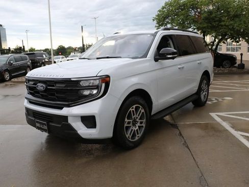 Used 2025 Ford Expedition Active AWD/4WD image 3