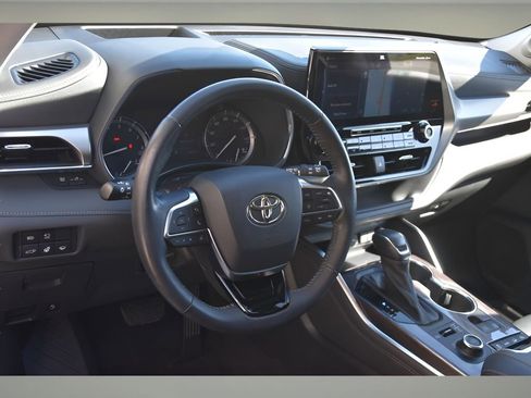 Used 2020 Toyota Highlander Platinum image 13