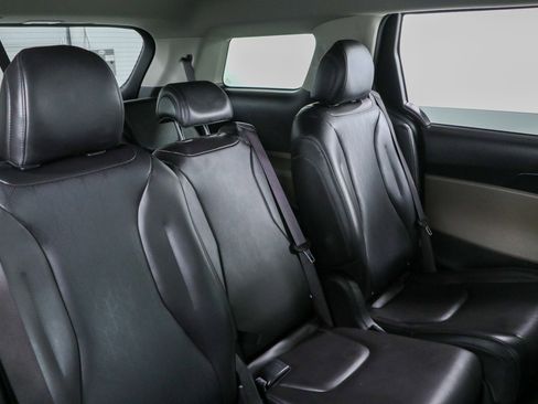 Used 2025 Kia Carnival FWD image 29