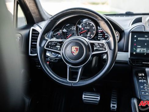 Used 2015 Porsche Cayenne Turbo image 9