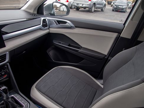 Used 2025 Volkswagen Taos SE image 14