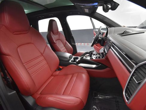 Used 2022 Porsche Cayenne Turbo S w/ Assistance Package image 52