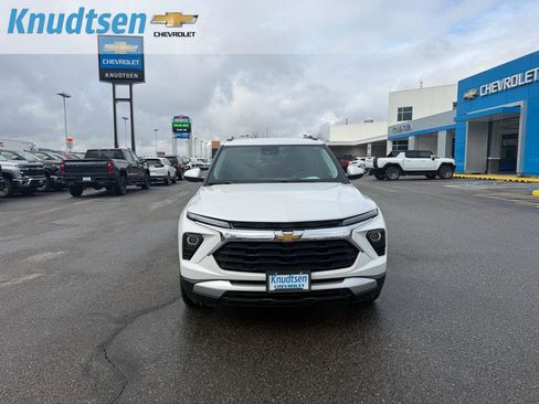 Used 2024 Chevrolet TrailBlazer LT w/ LT Cold Weather Package image 2