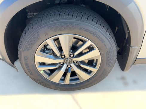 New 2025 Nissan Pathfinder SL image 12