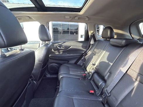 Used 2017 Nissan Rogue SL w/ SL Premium Package image 72