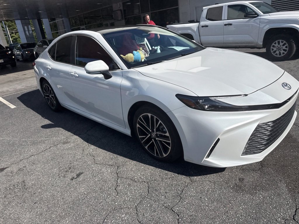 Used 2025 Toyota Camry XLE FWD image 3