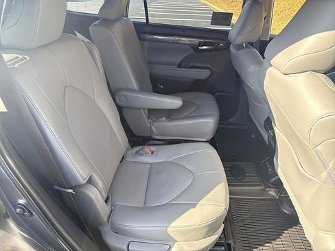 Used 2025 Toyota Highlander Limited image 21
