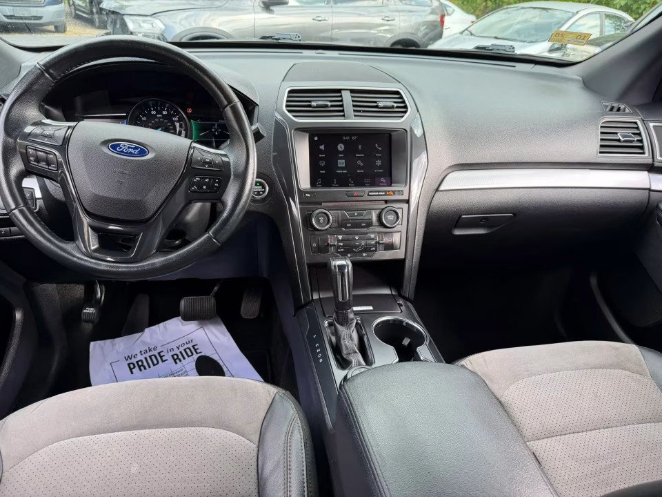 Used 2017 Ford Explorer XLT w/ Equipment Group 202A AWD/4WD image 35
